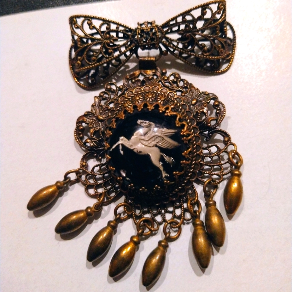 Metal spec of NY.. Vintage Brooch
